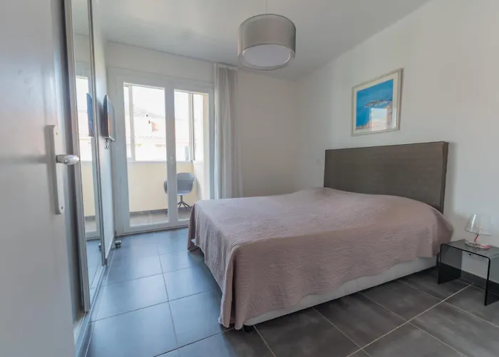 Apartment Magnifique F3 Les Pieds Dans L'eau. Ajaccio (Corsica)